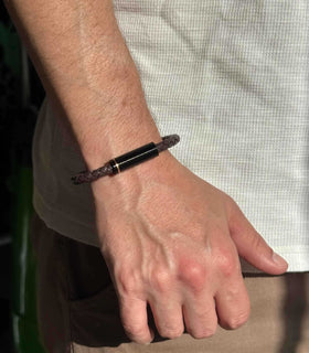 Pulseira em fio de couro e aço inoxidável