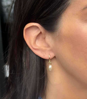 Brinco argola com pérola pendurada em banho de ouro 18k