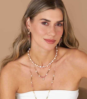 Colar em pérolas rosas