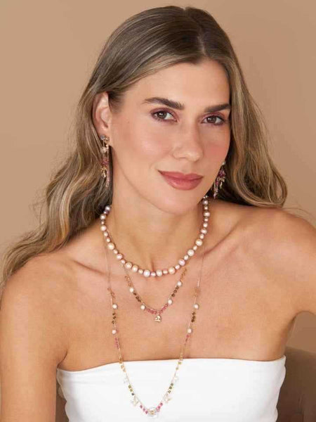 Colar em pérolas rosas