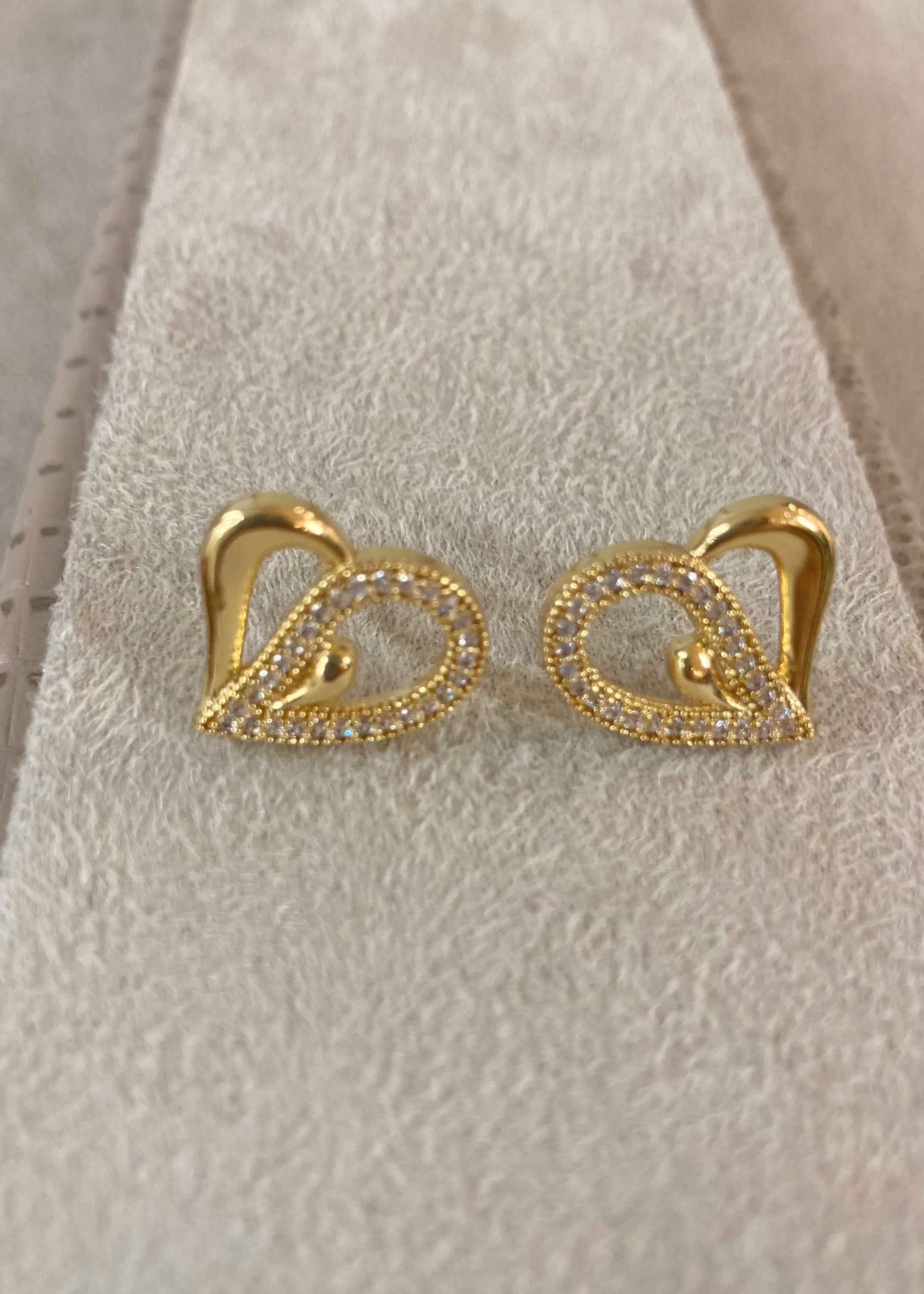 Brinco coração vazado metade cravejado com zircônias em banho de ouro 18k