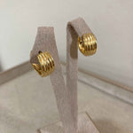Brinco de argola textura em banho de ouro 18k