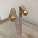 Brinco de argola textura em banho de ouro 18k