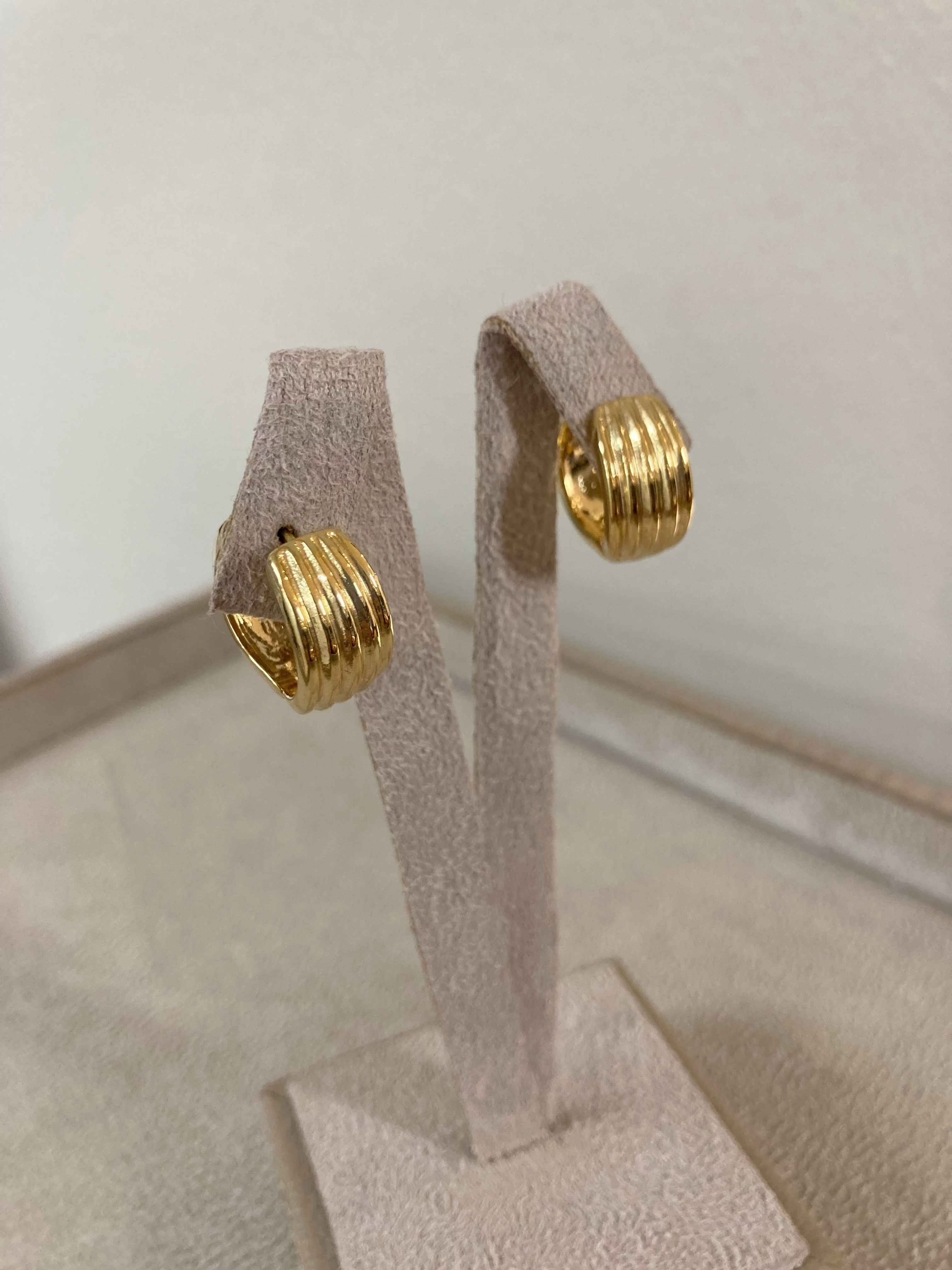 Brinco de argola textura em banho de ouro 18k