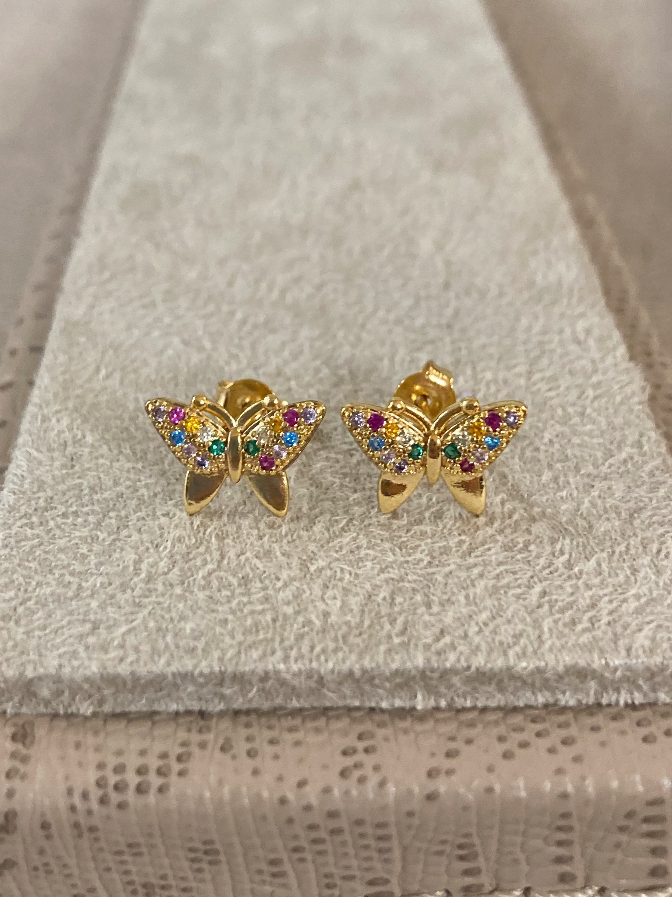Brinco borboleta cravejado com zircônias coloridas em banho de ouro 18k