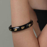 Bracelete Resina Black Detalhes Dourados