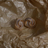 Brinco Nó Texturizado com Zircônias