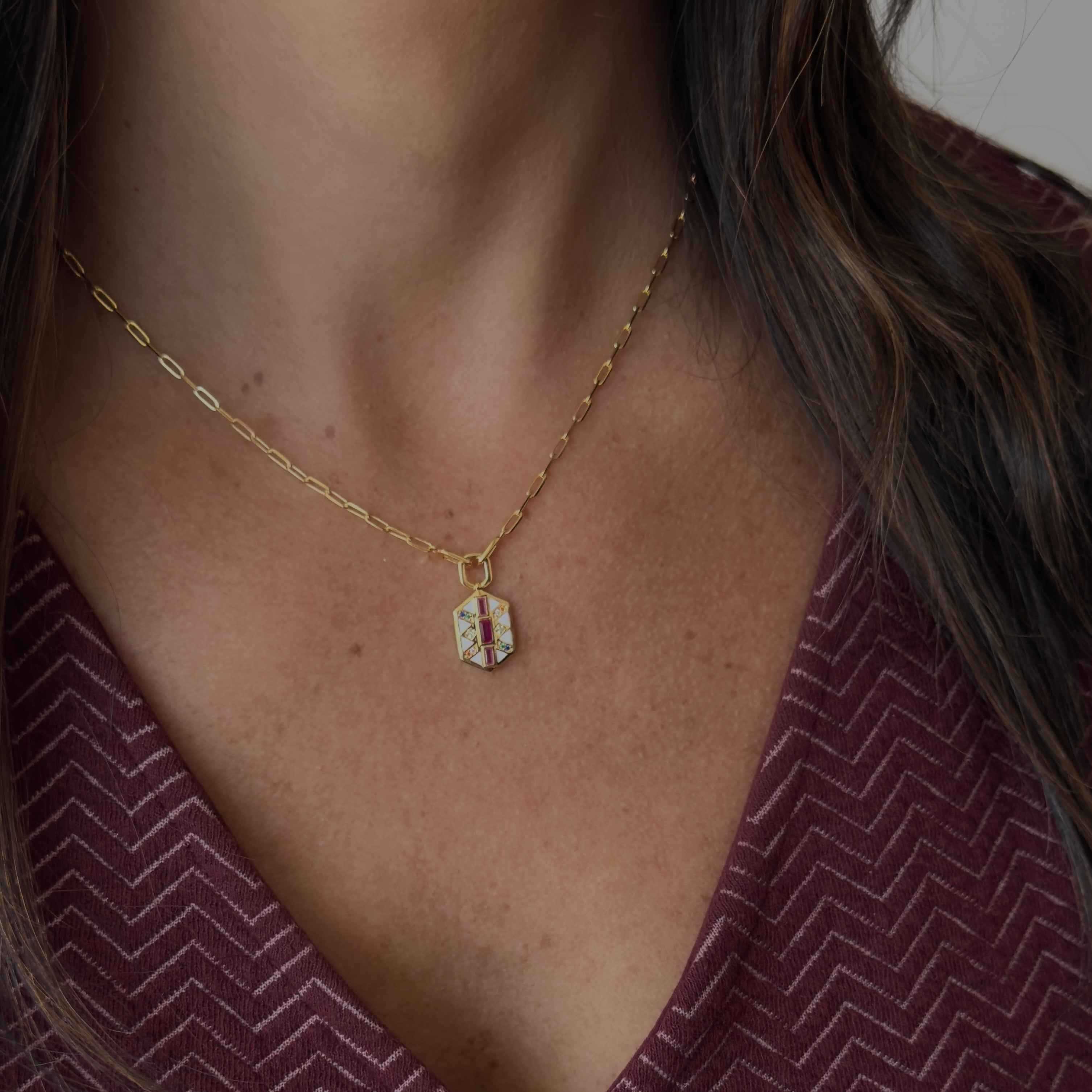 Colar sextavado com resinas em prata 925 e banho de ouro 18k