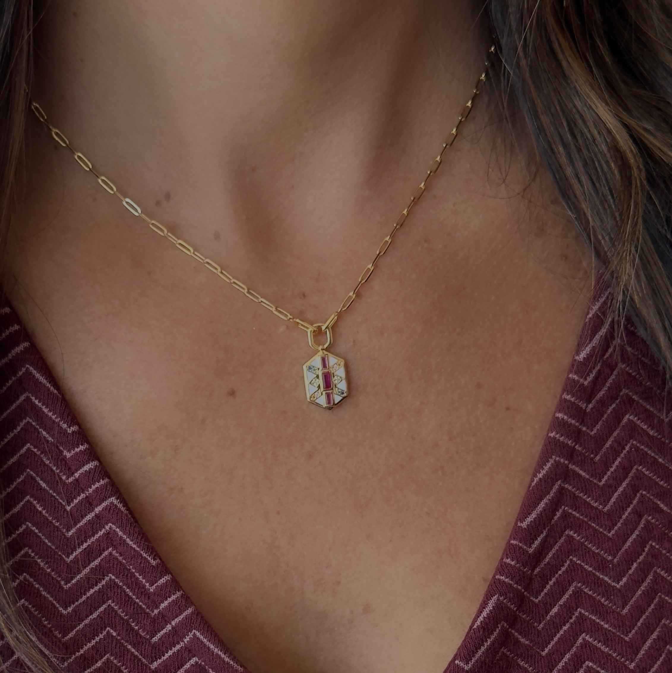 Colar sextavado com resinas em prata 925 e banho de ouro 18k