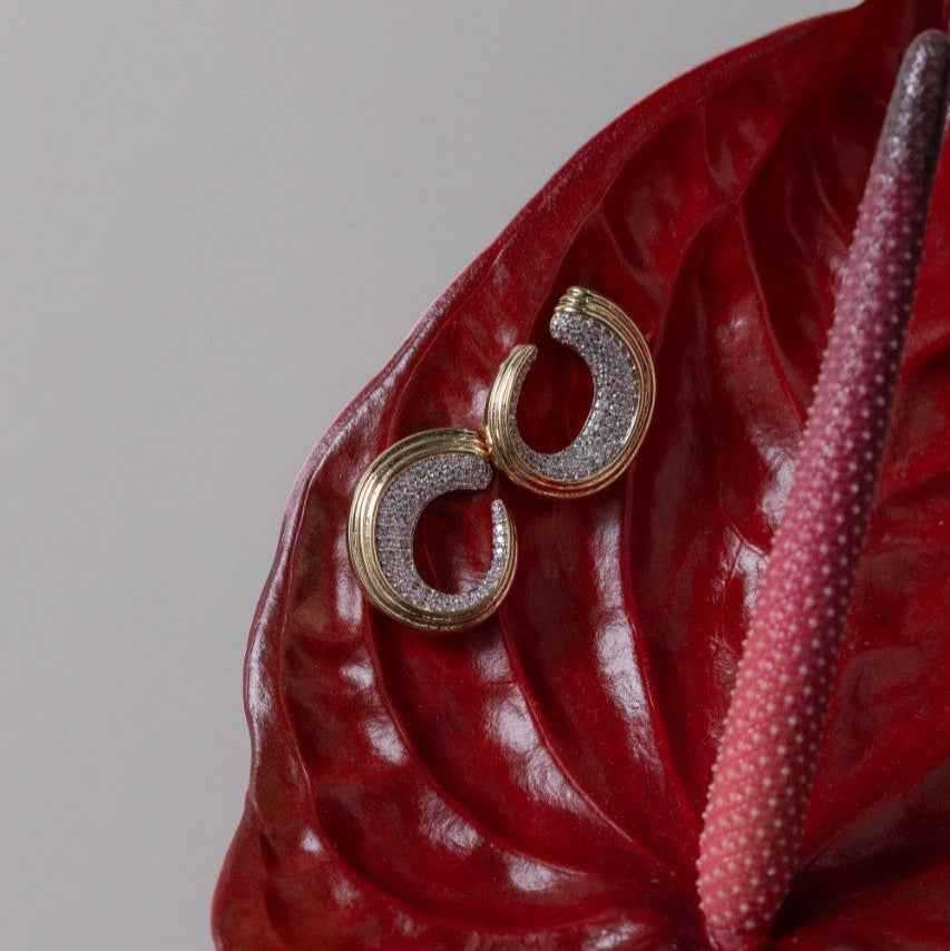 Brinco curva cravejado em banho de ouro 18k