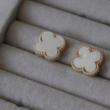 Brinco trevo off white em banho de ouro 18k