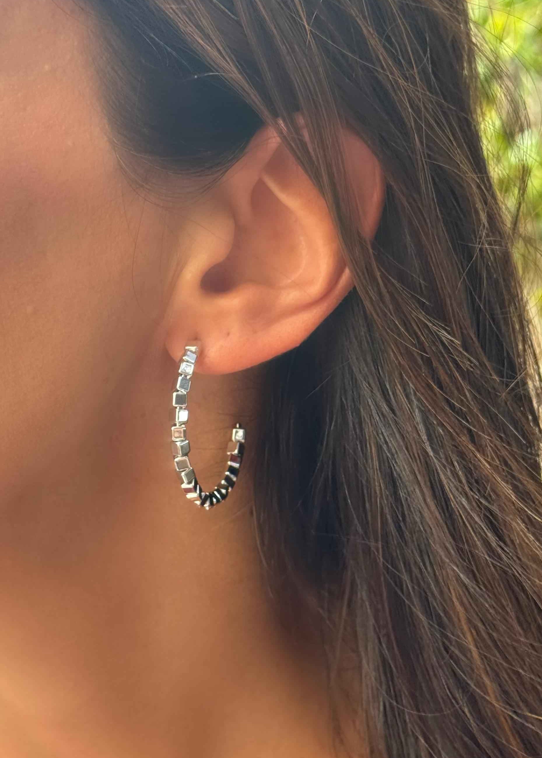 Brinco argola quadradinhos brilho