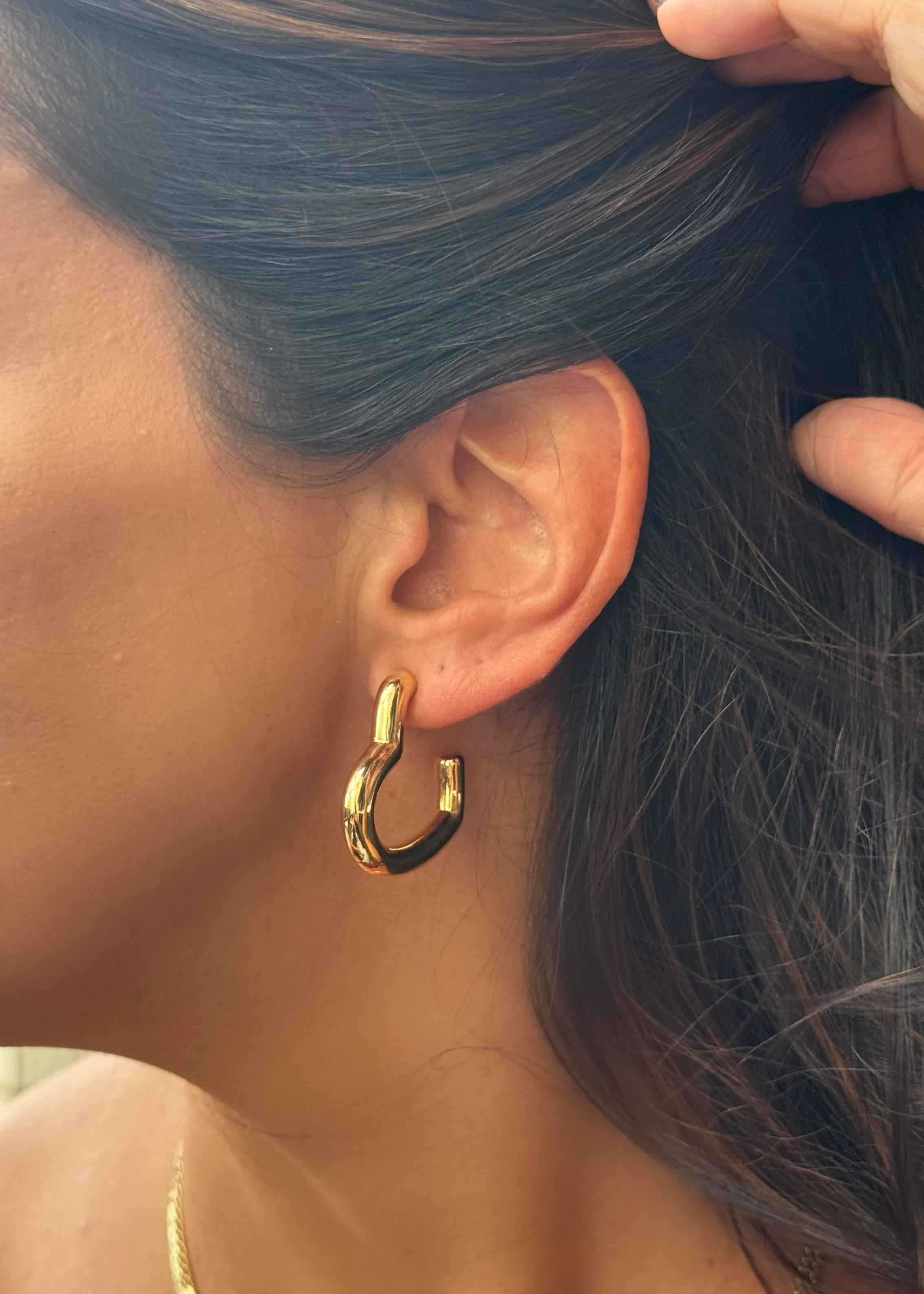 Brinco argola tubo coração em ouro 18k
