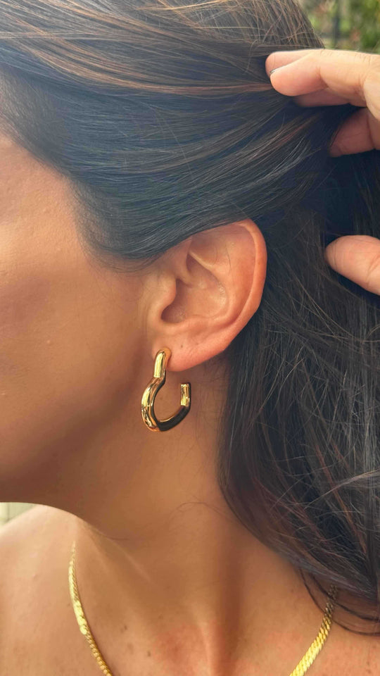 Brinco argola tubo coração em ouro 18k