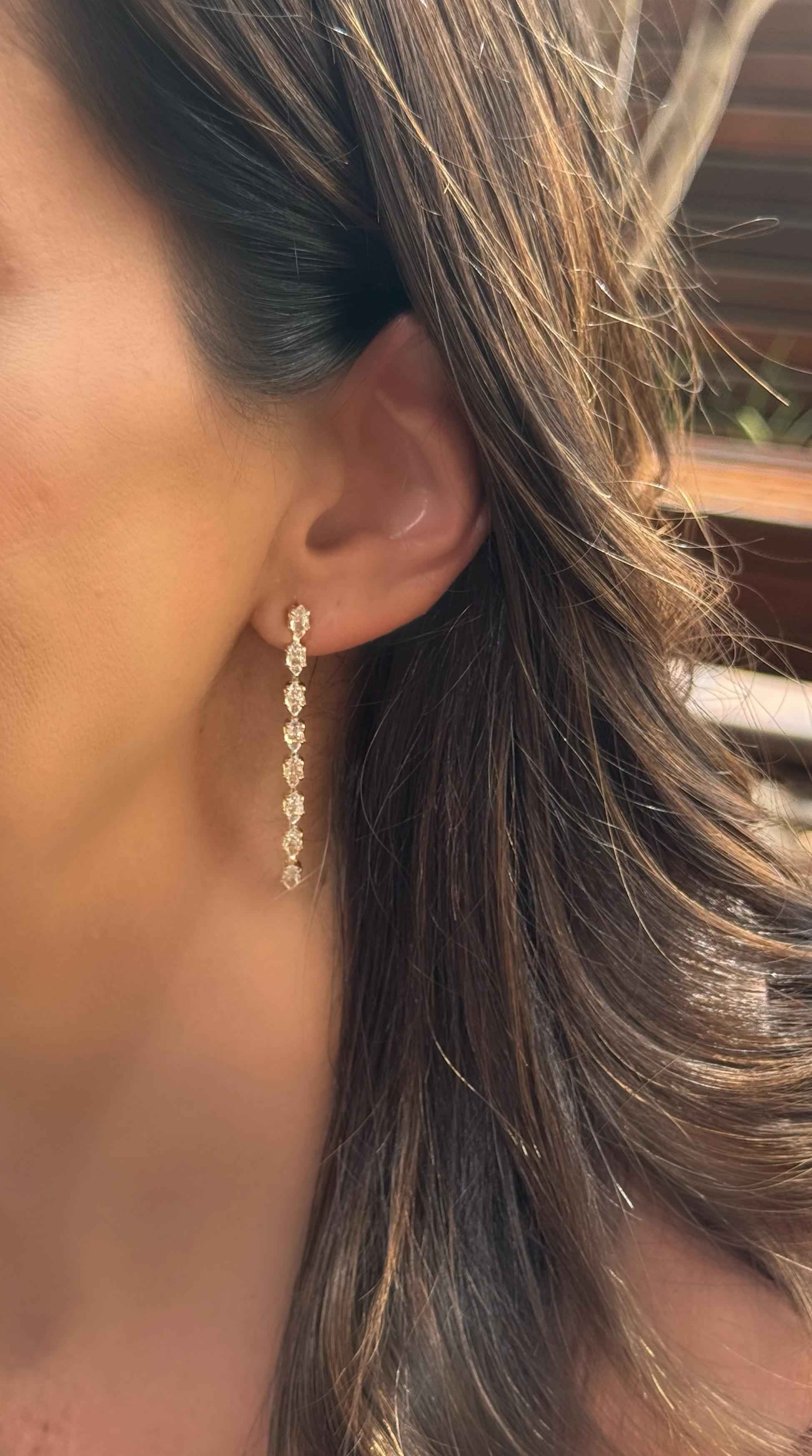 Brinco fio e navetes com zirconias em o ouro 18k