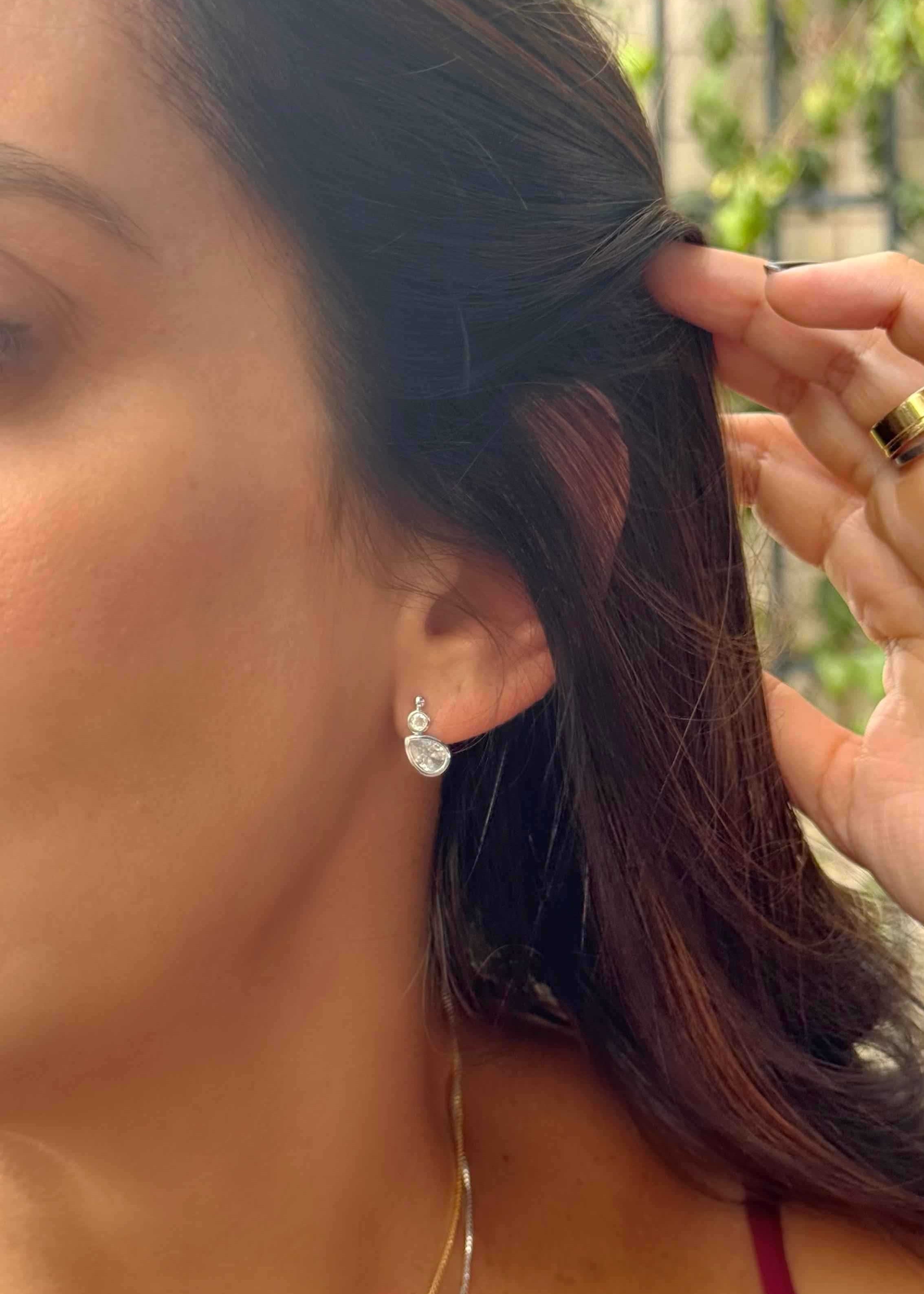 Brinco gota ponto de luz e esfera com zirconias