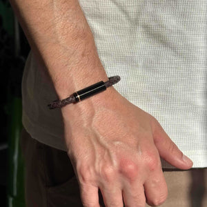 Pulseira em fio de couro e aço inoxidável