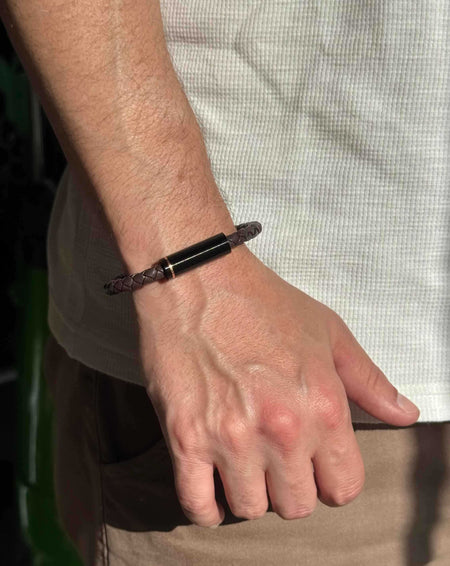 Pulseira em fio de couro e aço inoxidável
