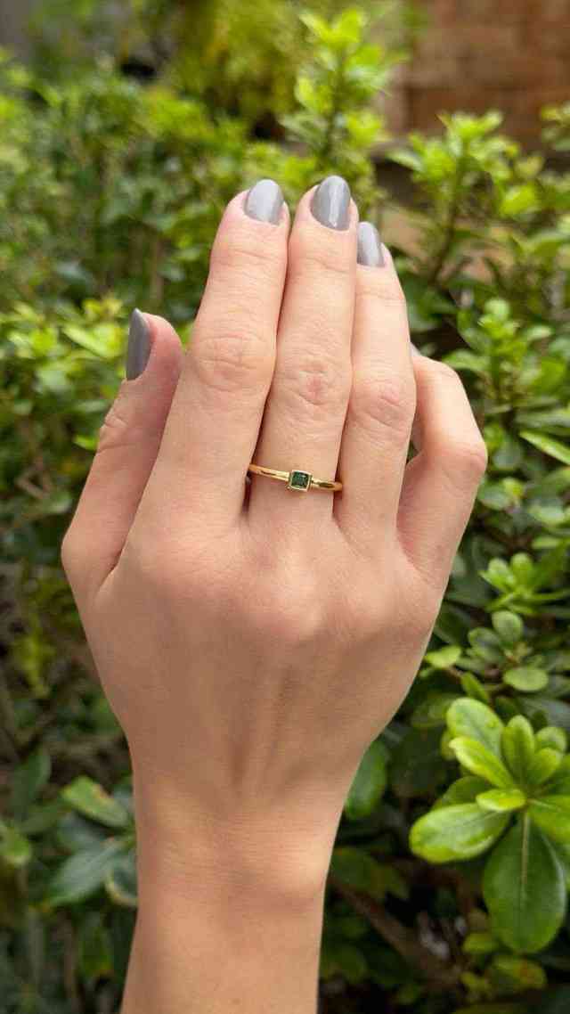 Anel regulável com zircônia esmeralda quadrada em banho de ouro 18k