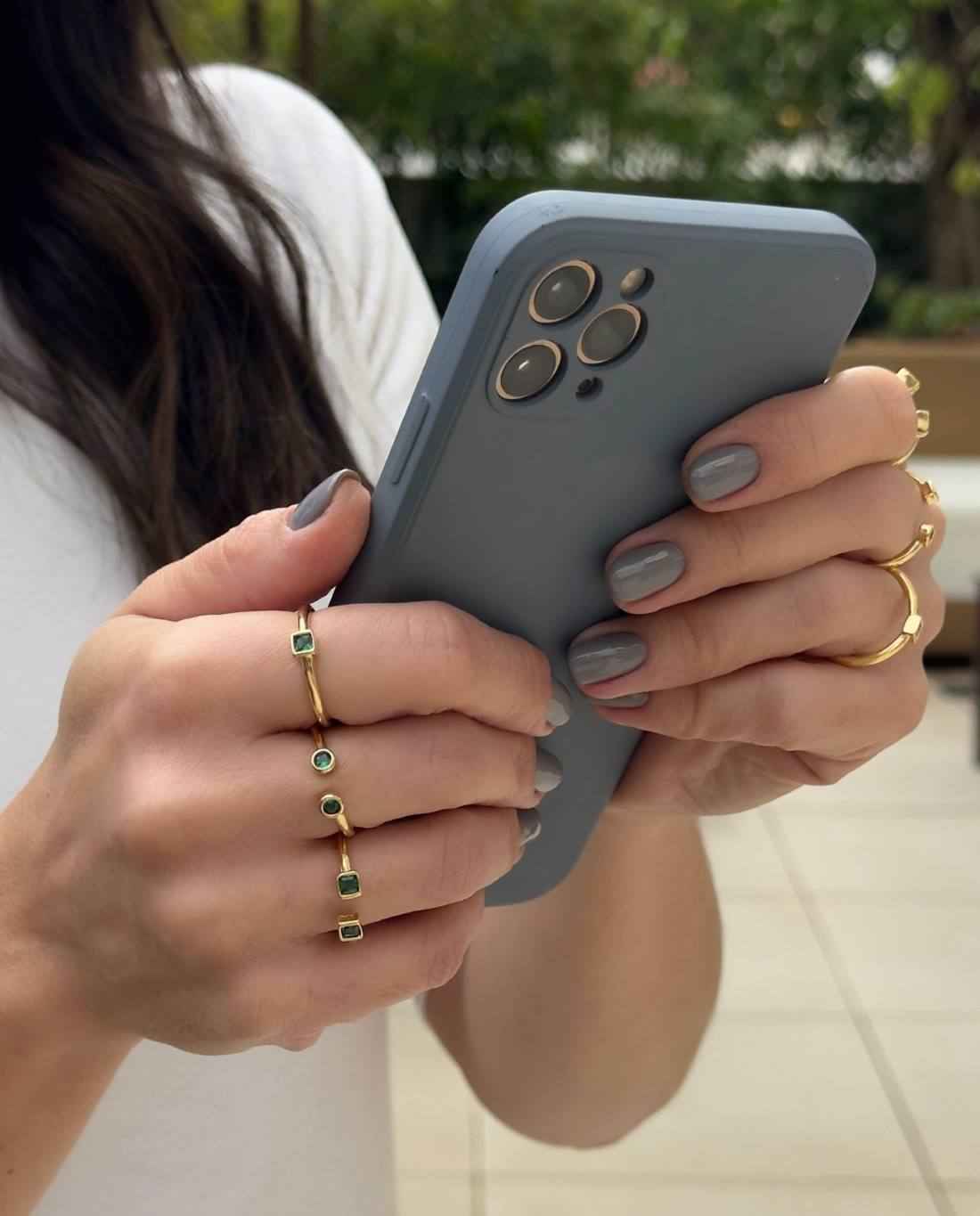 Anel regulável com duas zircônias esmeraldas quadradas em banho de ouro 18k