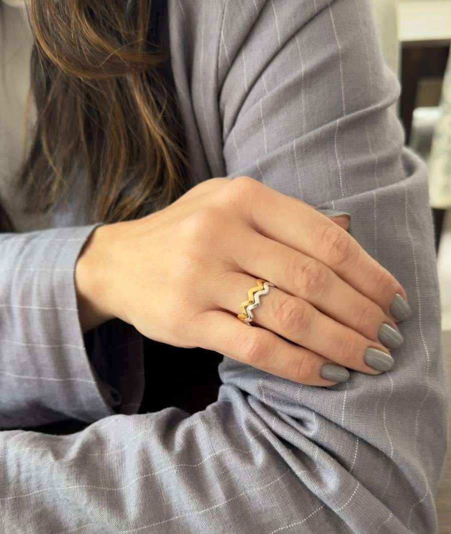 Anel regulável ondas em banho de ouro 18k