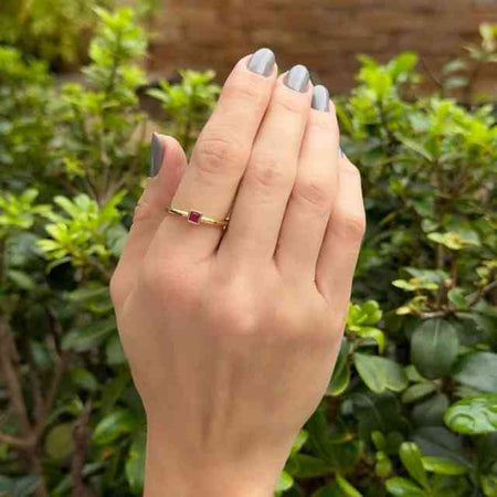 Anel regulável com zircônia vermelha quadrada em banho de ouro 18k