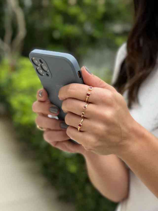 Anel regulável com zircônia vermelha quadrada em banho de ouro 18k