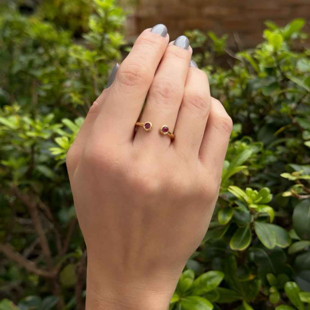 Anel regulável com duas zircônias vermelhas redondas em ouro 18k