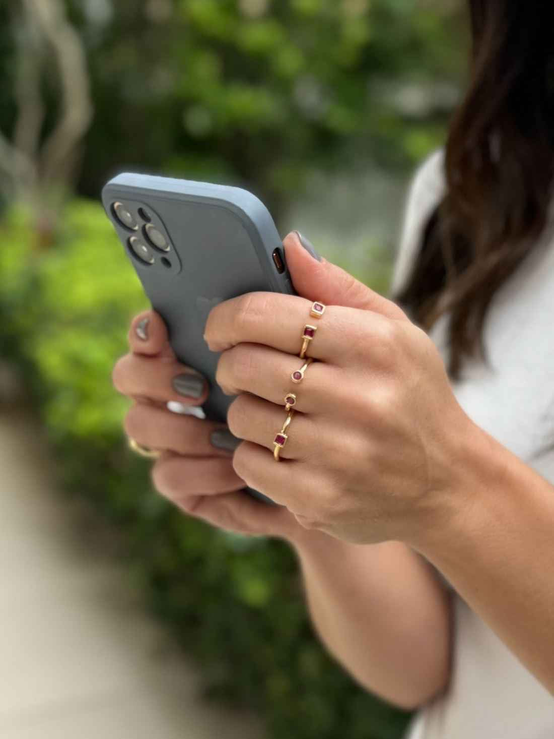 Anel regulável com duas zircônias vermelhas redondas em ouro 18k