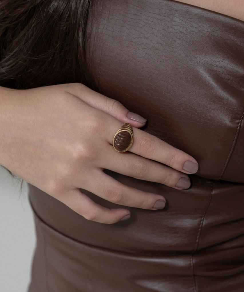 Anel textura brown em banho de ouro 18k