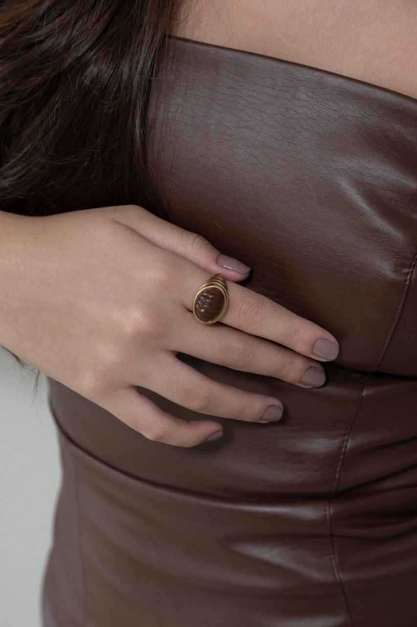 Anel textura brown em banho de ouro 18k