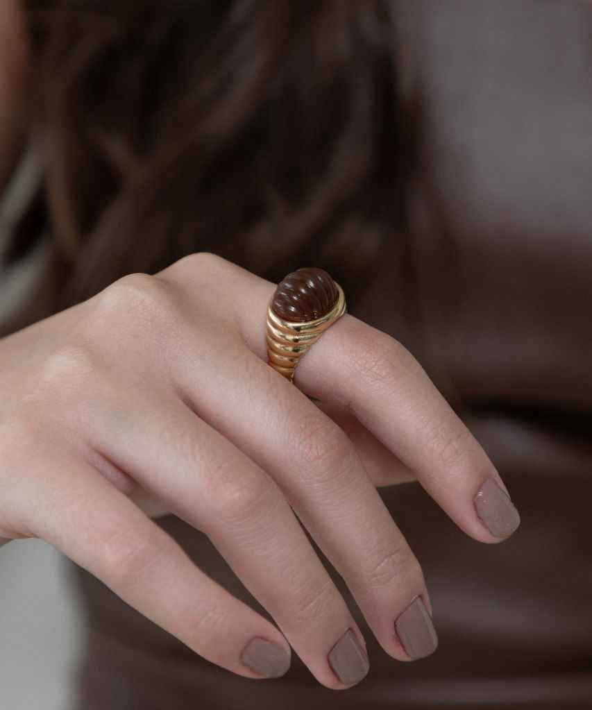 Anel textura brown em banho de ouro 18k