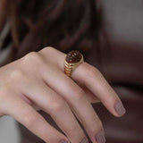 Anel textura brown em banho de ouro 18k