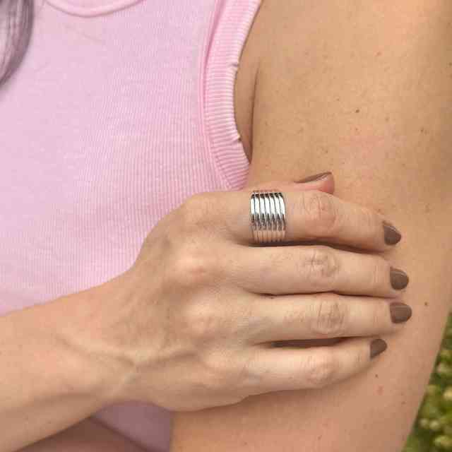 Anel textura em banho de ródio