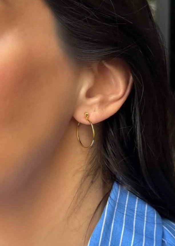 Argola lisa pequena com fecho em banho de ouro 18k