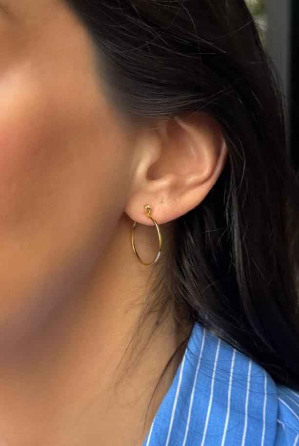 Argola lisa pequena com fecho em banho de ouro 18k