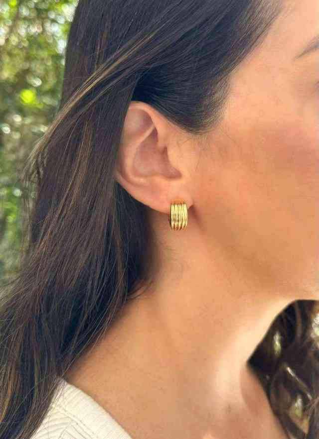 Brinco de argola textura em banho de ouro 18k