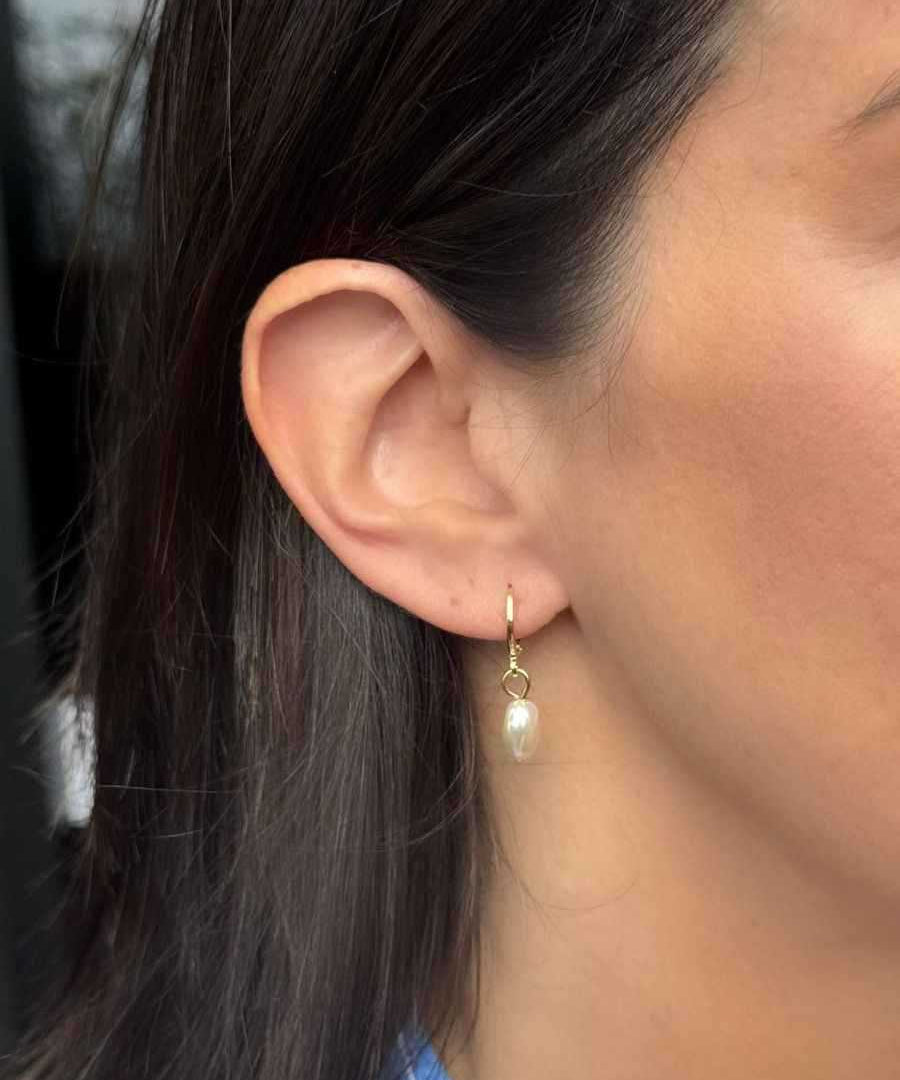 Brinco argola com pérola pendurada em banho de ouro 18k