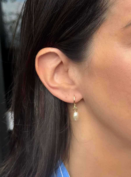 Brinco argola com pérola pendurada em banho de ouro 18k