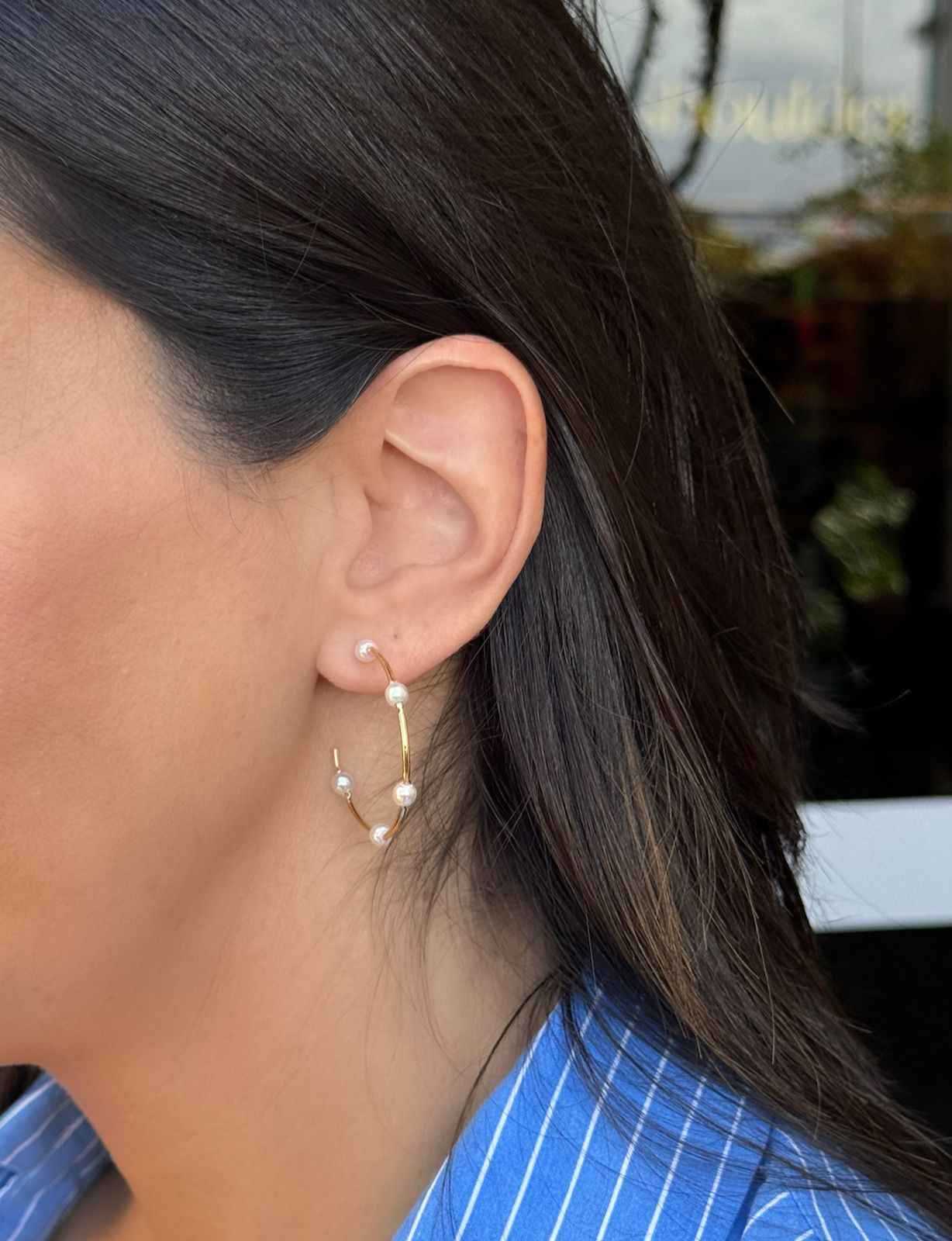 Brinco argola com pérolas em banho de ouro 18k