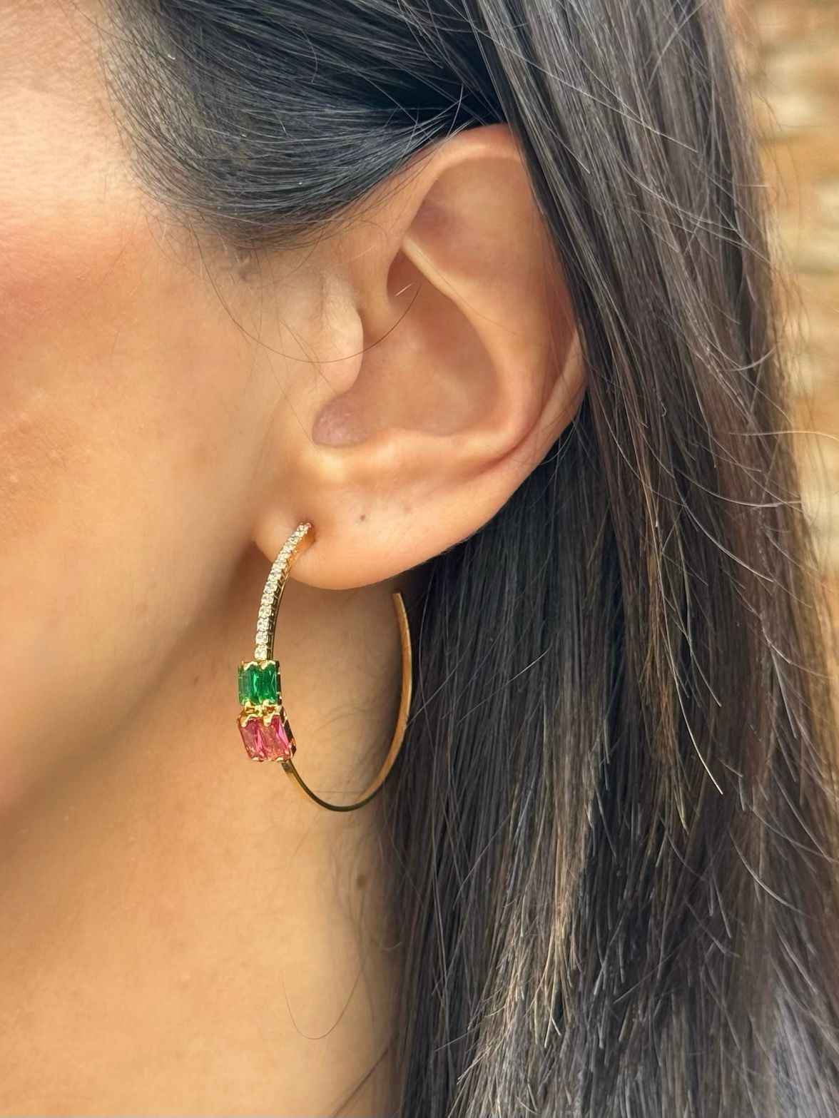Brinco argola com zircônias coloridas em banho de ouro 18k