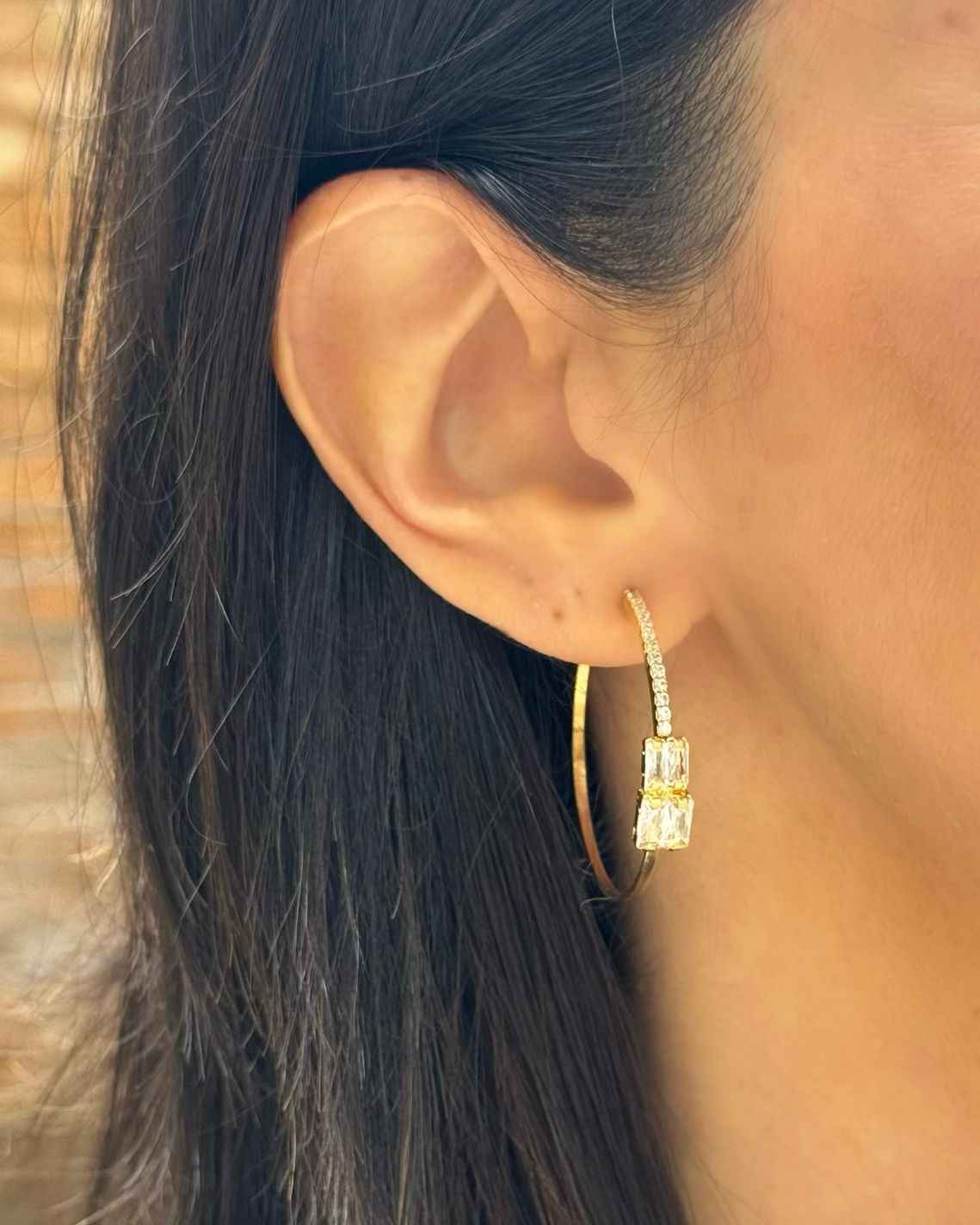 Brinco argola com zircônias em banho de ouro 18k