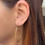 Brinco argola fio gota em banho de ouro 18k