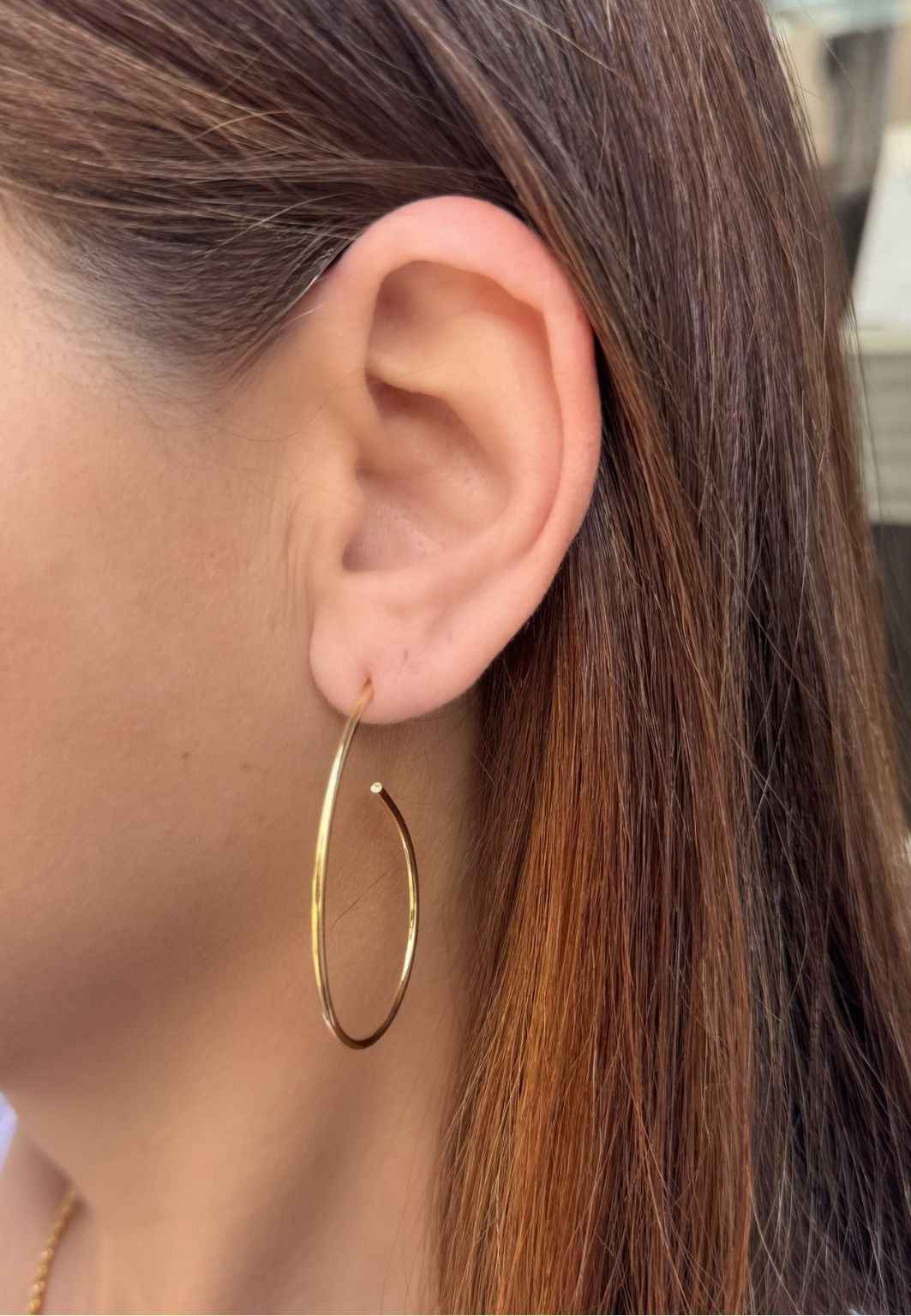 Brinco argola fio gota em banho de ouro 18k