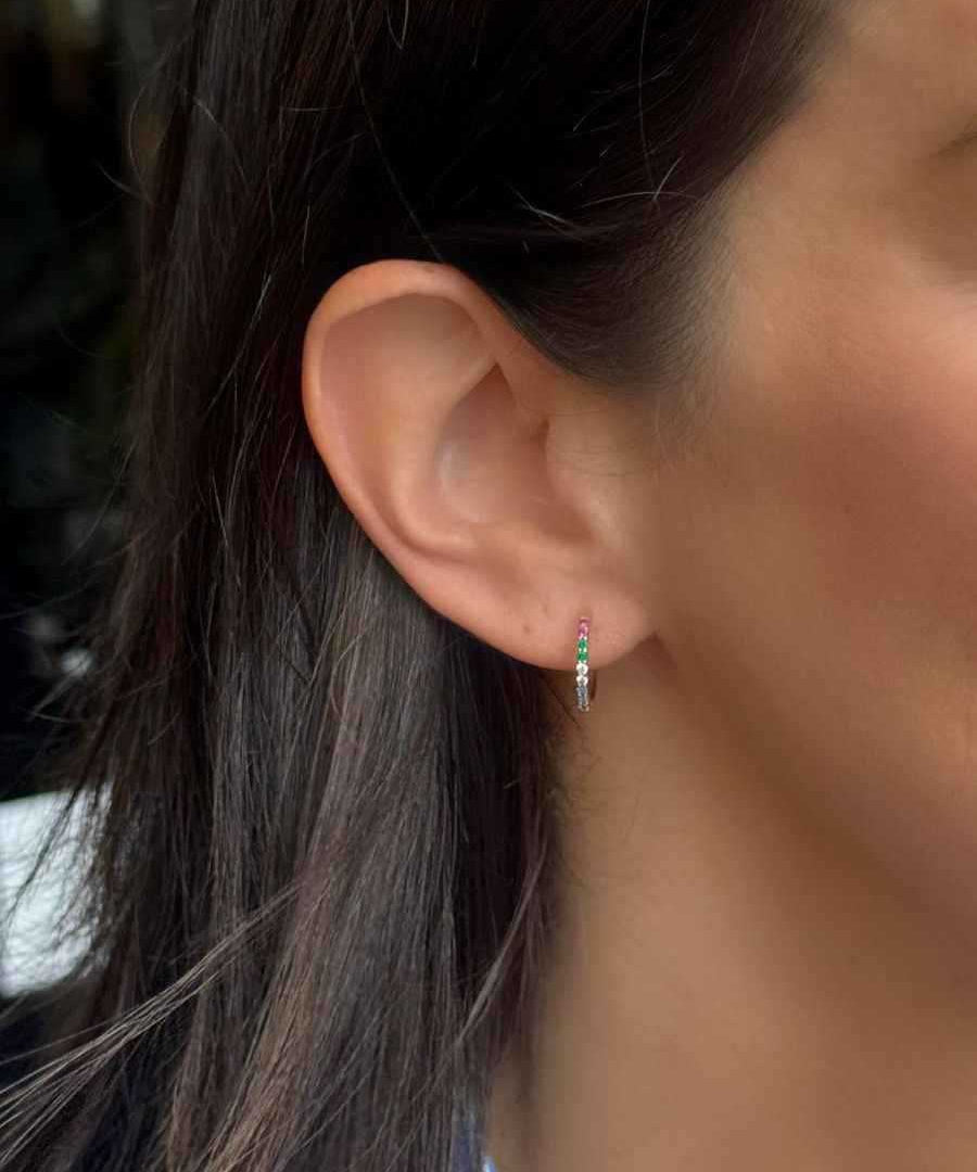 Brinco argola metade cravejada com zircônias coloridas em banho de ouro 18k