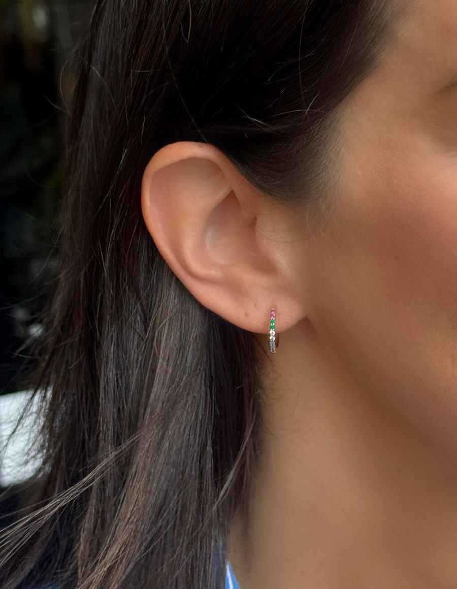 Brinco argola metade cravejada com zircônias coloridas em banho de ouro 18k