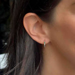 Brinco argola metade cravejada com zircônias coloridas em banho de ouro 18k