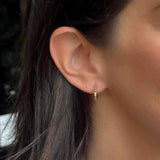 Brinco argola metade cravejada com zircônias coloridas em banho de ouro 18k