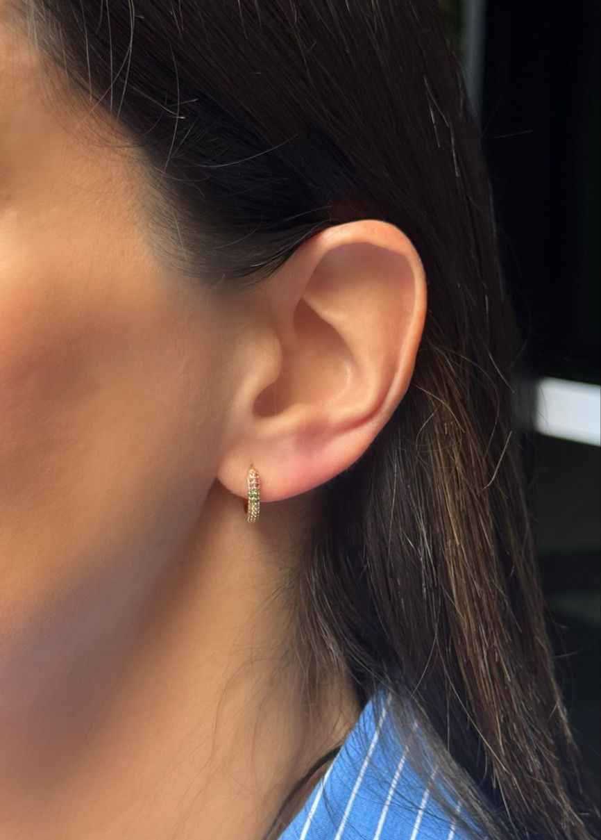 Brinco argola micro cravejada com zircônias coloridas em banho de ouro 18k