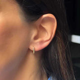 Brinco argola micro cravejada com zircônias coloridas em banho de ouro 18k